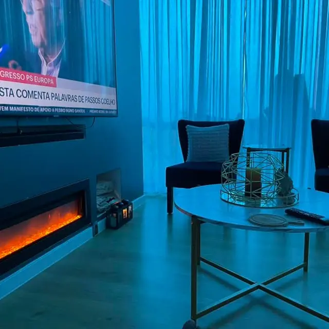 Sala de estar com lareira e mesa de mármore